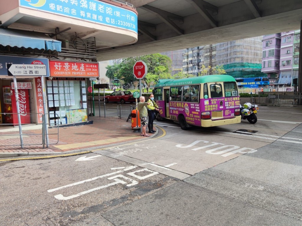 交警正向司機了解事件經過。梁國峰攝