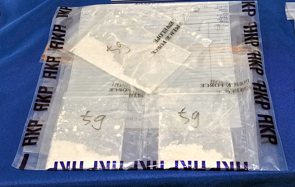 警方展示有關證物。