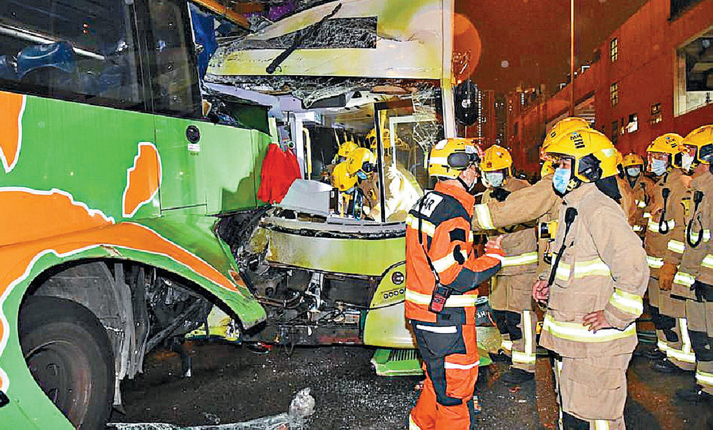 ■新巴直插旅巴尾,新巴車長被困一個半小時,送院後證實死亡。 ■新巴直插旅巴尾,新巴車長被困一個半小時,送院後證實死亡。