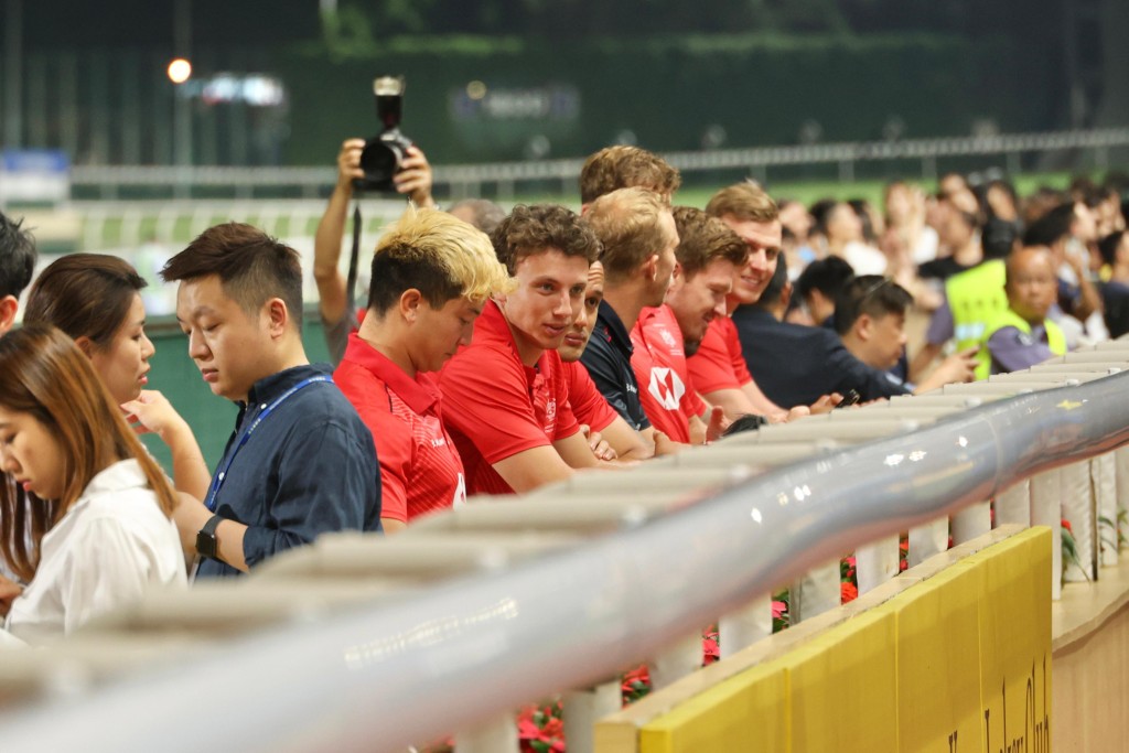  香港欖球代表隊今晚在馬會公司事務執行總監譚志源陪同下，入場觀看賽事。