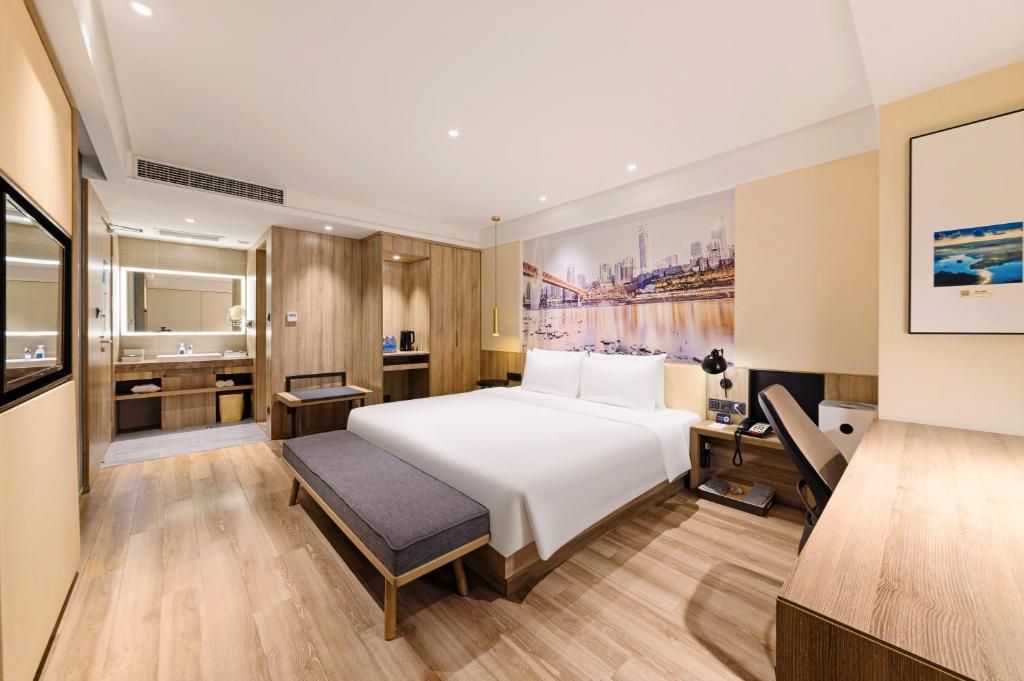 亞朵酒店（Atour Hotel）創立於2013年，總部位於上海，為中國知名的中高端連鎖酒店品牌。