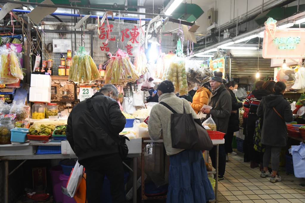 有荳品店檔主稱生意比平時多近一半。徐裕民攝