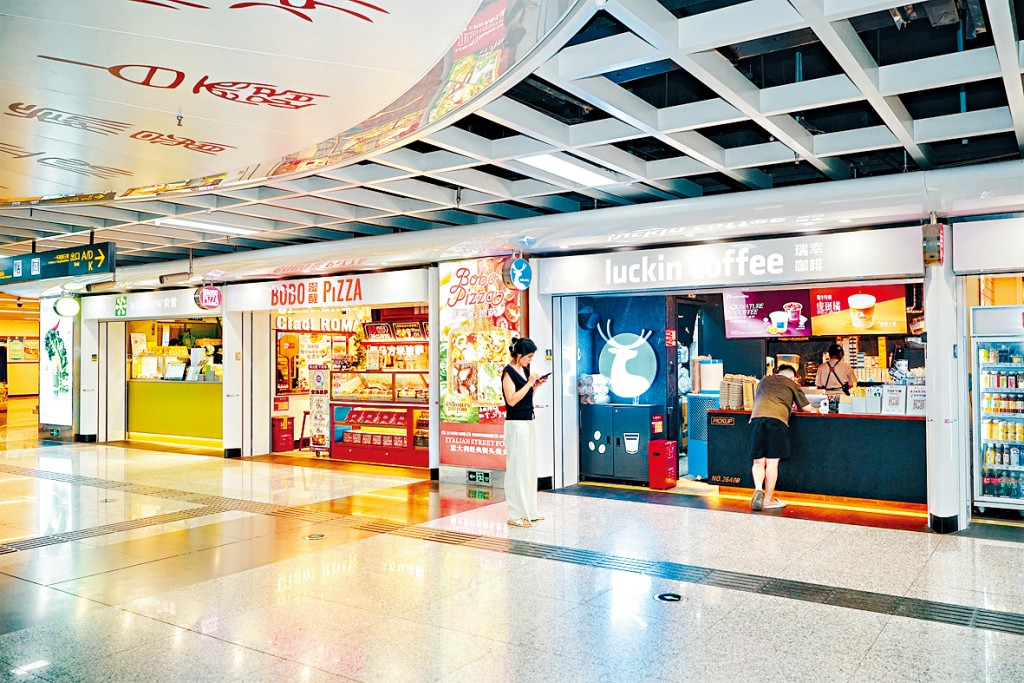 商舖種類多樣，店面設港式商店小簷篷。