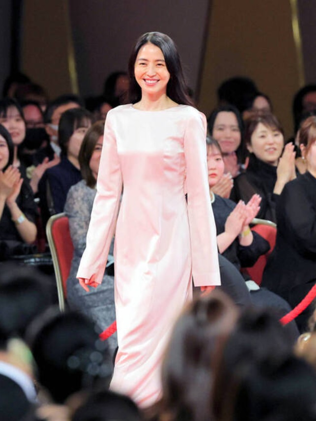 入圍影后的長澤正美現身頒獎禮，這是她婚後首度在日本亮相。