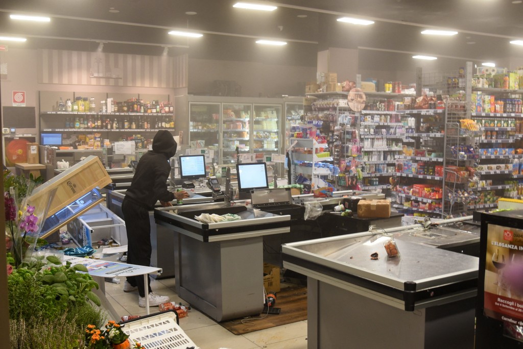 有示威者进行商店内搜掠货物。路透社
