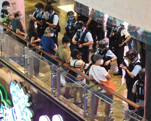 警員進入朗豪坊驅散人群。黃文威攝