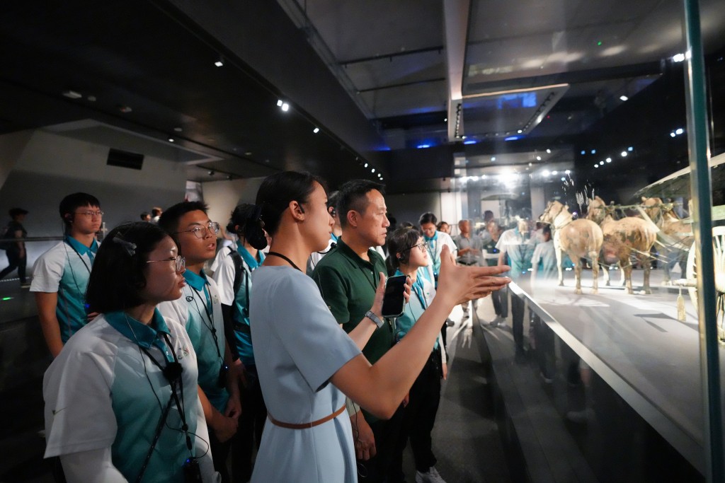 海关副关长（管制及执法）陈子达（左五）与「Customs YES」团员听取秦始皇帝陵铜车马博物馆导赏员介绍。