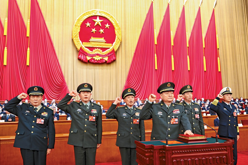 2023年3月，全國人大通過新一屆國家中央軍委領導層名單，張又俠（前）領誓。後排左起：張升民、劉振立、何衛東、李尚福、苗華。