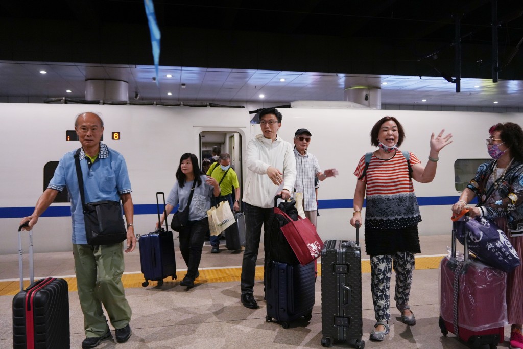 首班香港至北京西站的高铁动卧列车今日（16日）清晨6时53分已抵达北京。吴艳玲摄