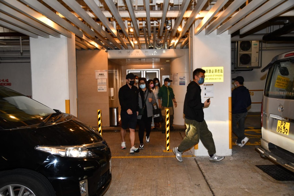 達哥家人陸續離開醫院。