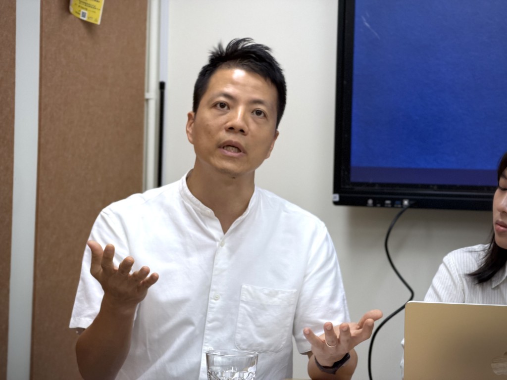 家長曾瑋霖指,留意長女在社交媒體上分享日常內容,加上影片分享網站有不少網上資源,難以避免,只好讓女兒適度接觸。佘丹薇攝 家長曾瑋霖指,留意長女在社交媒體上分享日常內容,加上影片分享網站有不少網上資源,難以避免,只好讓女兒適度接觸。佘丹薇攝
