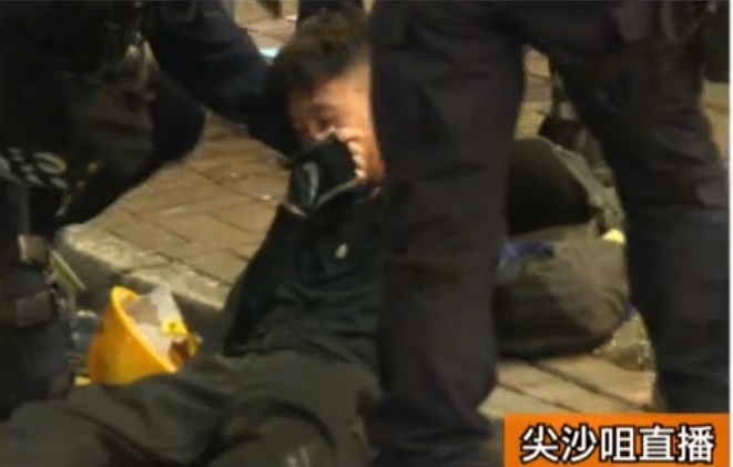 警察制服多名示威者。有線新聞