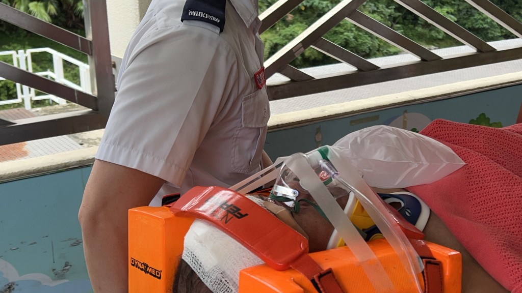 男工頭部受傷,由救護車送院。蔡楚輝攝 男工頭部受傷,由救護車送院。蔡楚輝攝