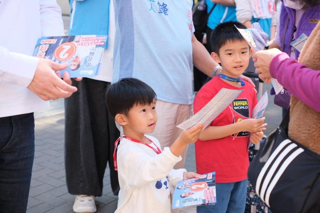 兩孫兒十分主動，不但主動上前向途人派發宣傳單張，更與街坊交談。田北辰FB圖片