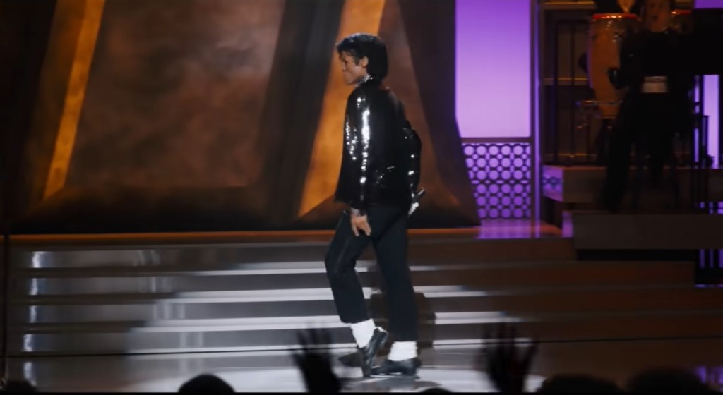 當然少不了重演MJ的經典Moonwalk舞步。 當然少不了重演MJ的經典Moonwalk舞步。