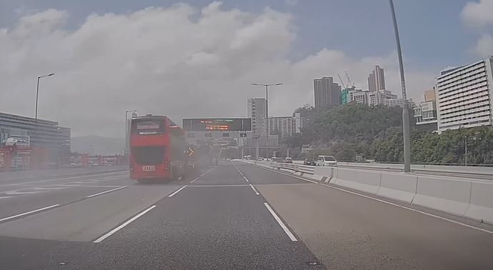 九巴繼續向前駛。fb 車cam L（香港群組）  