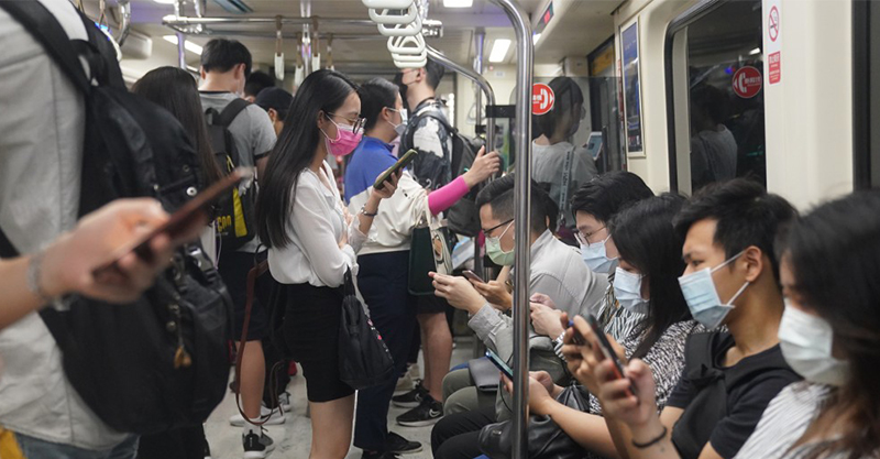 捷运在上下班高峰时段乘客拥挤。