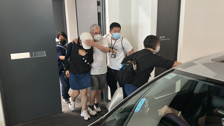 劉繼禧的家人及親友到殮房認屍後離開。梁國峰攝