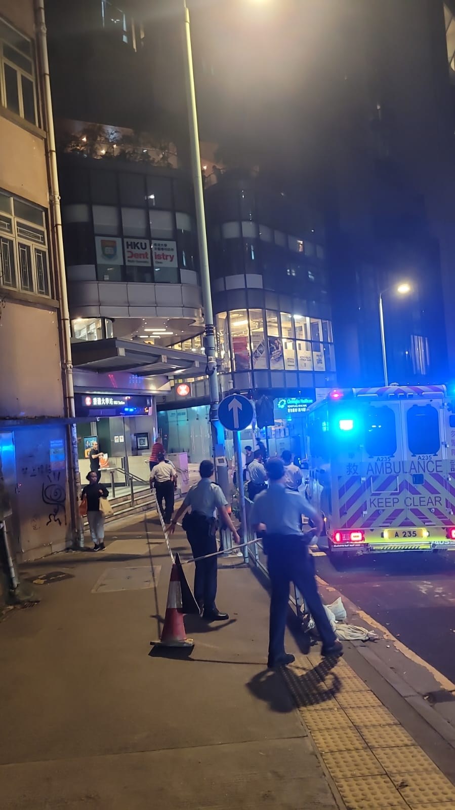 現場為港鐵香港大學站B1出口對開。網上圖片 現場為港鐵香港大學站B1出口對開。網上圖片