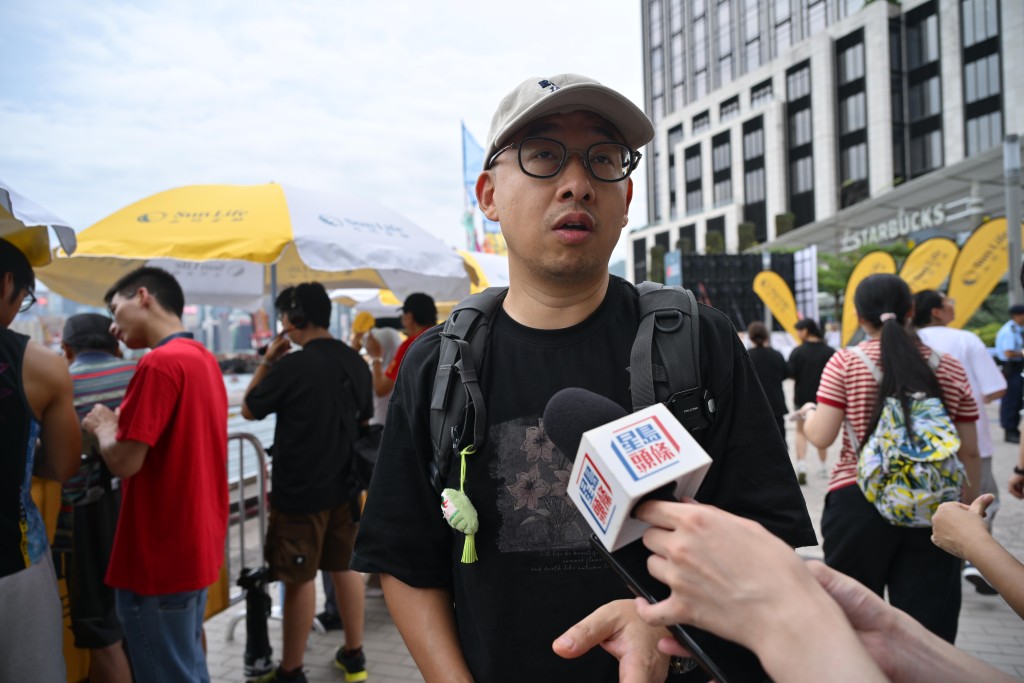 陳先生則稱上星期已到維港旁參與龍舟節，惟當時並沒有賽事，故今日特意前來。