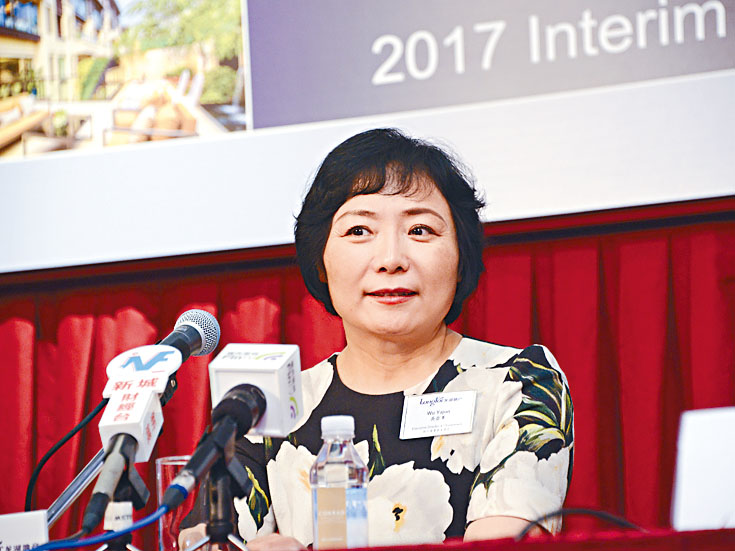 龍湖創始人吳亞軍日前辭任董事會主席等職務，觸發龍湖股價一度急跌逾4成。