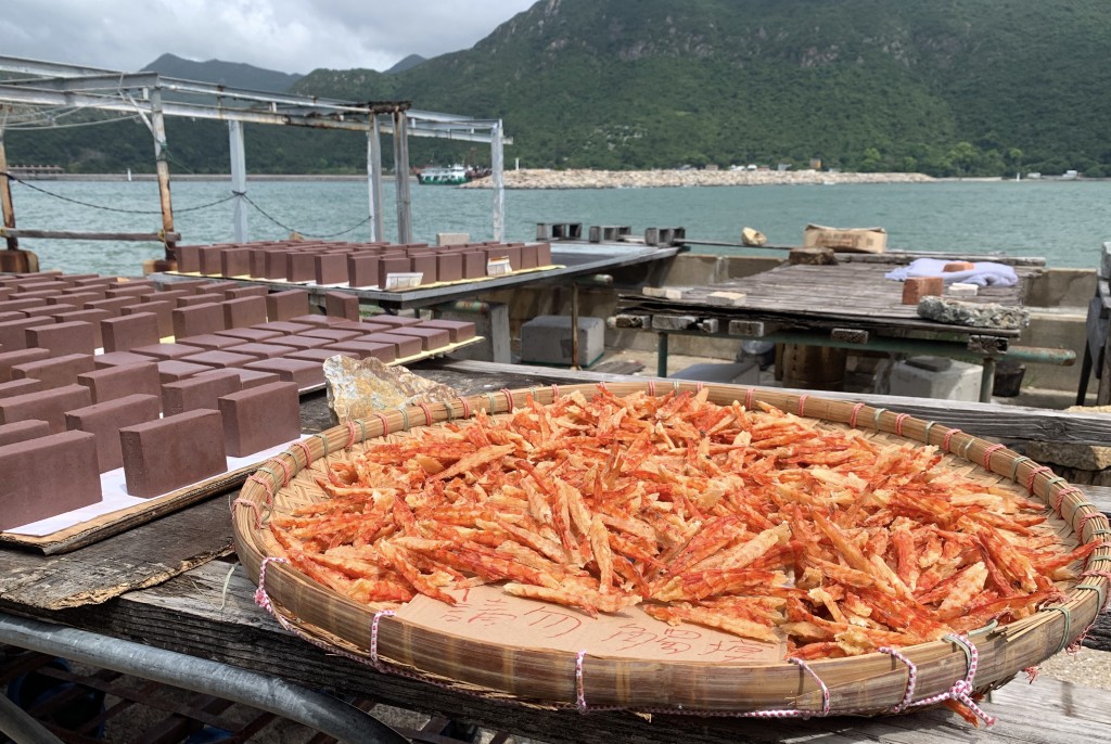 蝦醬是香港大澳的傳統美食,以銀蝦和鹽製成。 蝦醬是香港大澳的傳統美食,以銀蝦和鹽製成。
