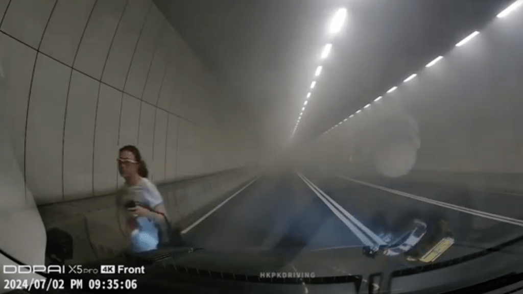 女子上車輛離開隧道。（YouTube車Cam特警片段截圖）