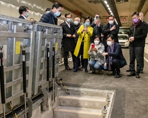 議員獲安排走到屯門至赤鱲角隧道南面出入口及隧道的最深位置。