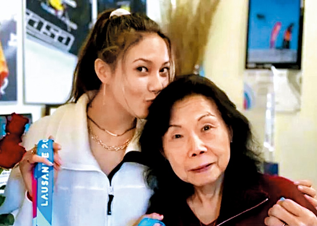 谷愛凌與外婆馮國珍的合影。