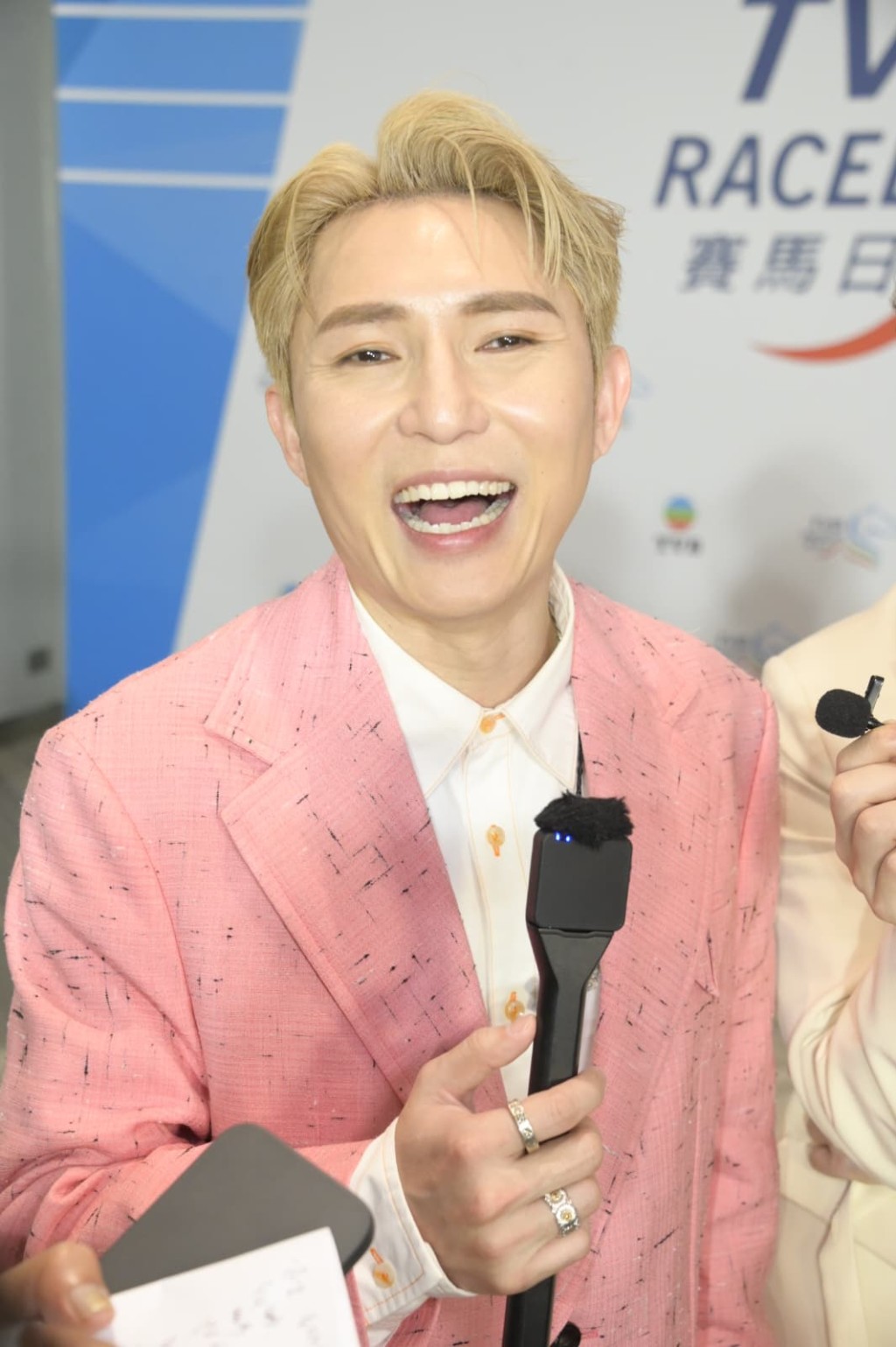 劉威煌稱首次在沙圈獻唱，十分緊張。