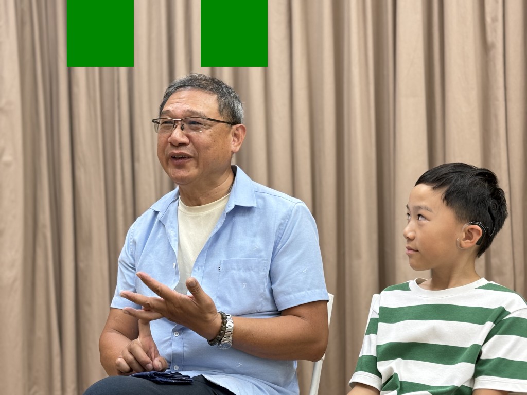 爸爸指出,聋福会设立人工耳蜗慈善基金,可资助6成费用,但自付四成及耗材对普通家庭负担仍重。而每月$2,200的伤残津贴申请流程较长,不少家长需跨部门奔波,易延误听障儿童黄金治疗期。 爸爸指出,聋福会设立人工耳蜗慈善基金,可资助6成费用,但自付四成及耗材对普通家庭负担仍重。而每月$2,200的伤残津贴申请流程较长,不少家长需跨部门奔波,易延误听障儿童黄金治疗期。