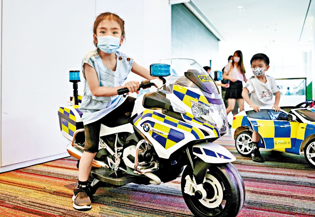 小朋友在單車安全周啟動禮上試玩迷你電單車,從中學習安全騎行的訊息。
