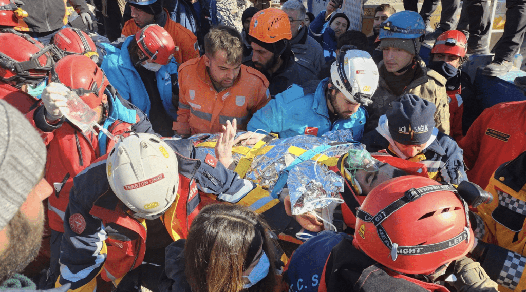 土耳其阿德亞曼，18 歲的地震倖存者穆罕默德·卡弗·切廷 (Muhammed Cafer Cetin) 於地震後約 198 小時，從建築物的廢墟中獲救。路透社
