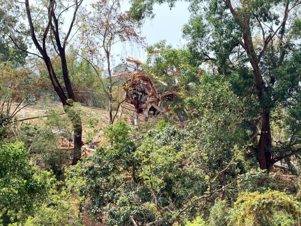 肇事塌下的天秤，部分殘骸斷裂跌落山坡上。