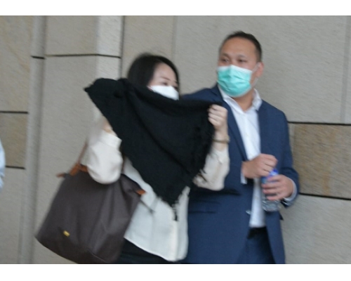 被告韋穎恆(右)。