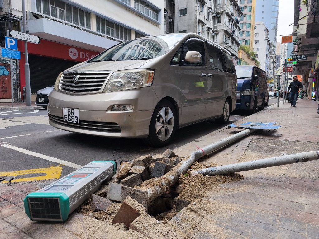 現場遺下被撞毀的咪錶和路牌，涉事車輛已被拖走。