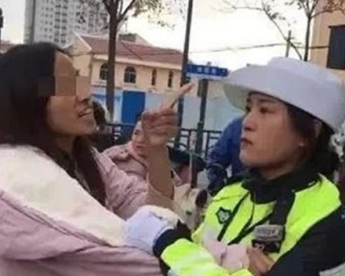 惡女辱駡毆打女輔警。網圖