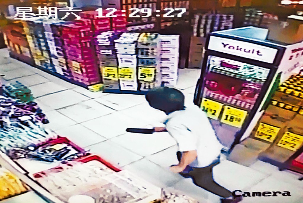 ■吸毒漢李浩庭前年持刀斬傷超市店長，最後遭警員擊斃。