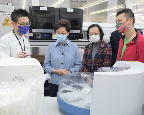 林鄭月娥在陳肇始陪同下到訪五間協助政府推行新冠病毒檢測工作的私營化驗所。
