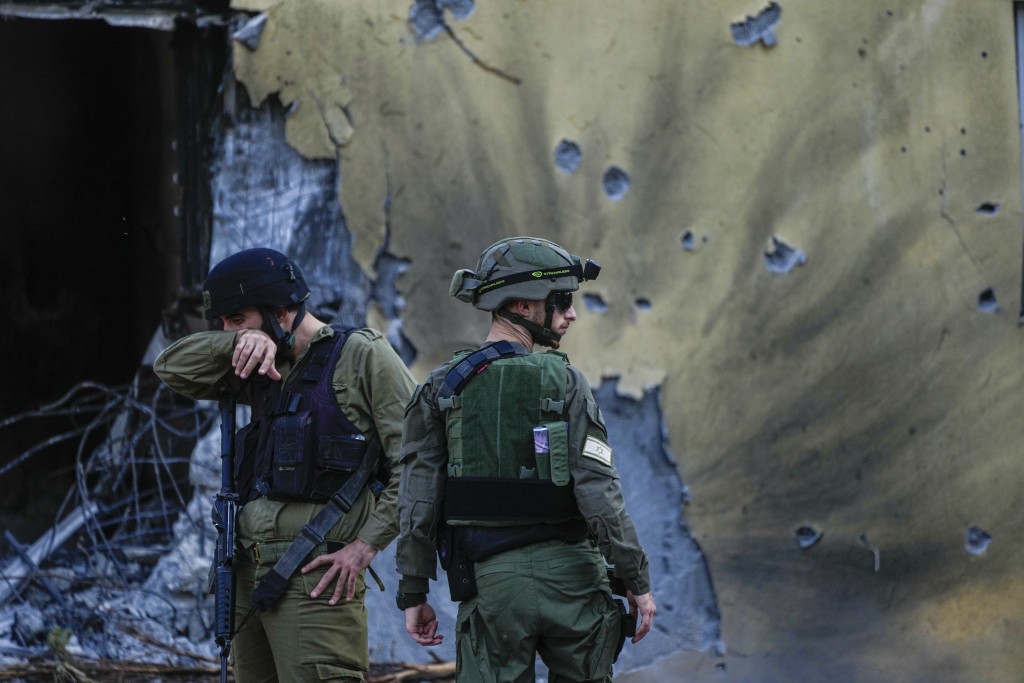 以军视察被哈马斯破坏的房屋。美联社
