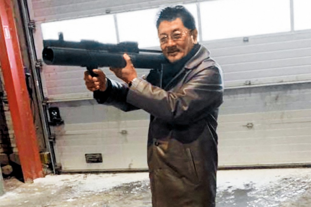 海老澤剛2021年在哥本哈根與警方卧底會面時,托着火箭發射器。