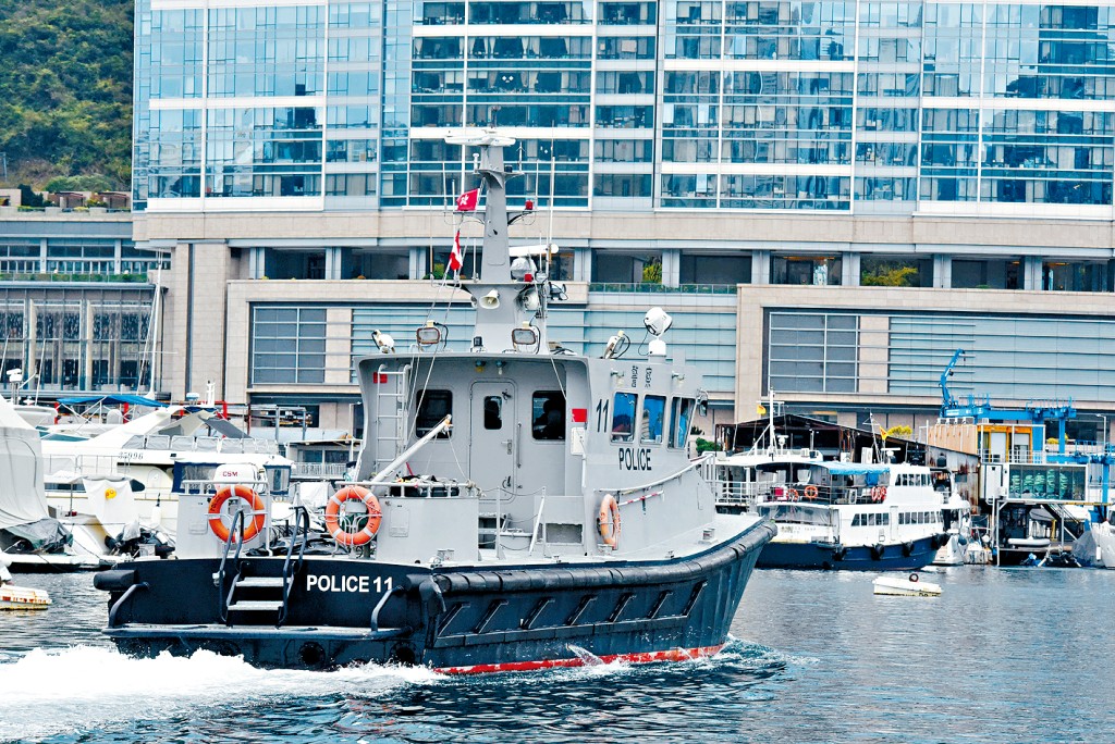 水警人員不時乘坐水警輪航行，負責維持香港水域治安。