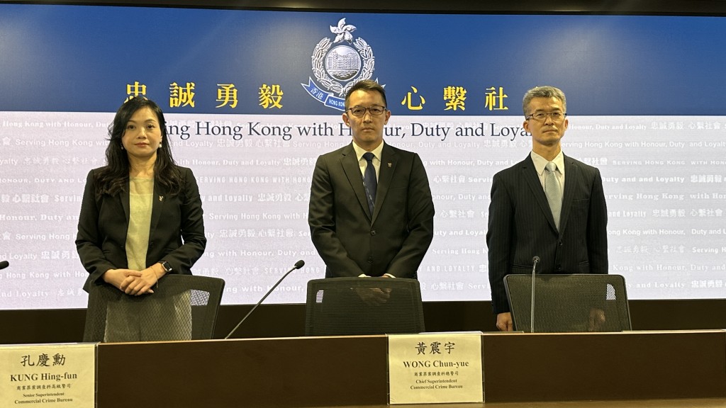 警方已拘捕涉事公司一男一女涉冒牌認證,該批飲用水實際來自東莞樟木頭一間水廠。 警方已拘捕涉事公司一男一女涉冒牌認證,該批飲用水實際來自東莞樟木頭一間水廠。