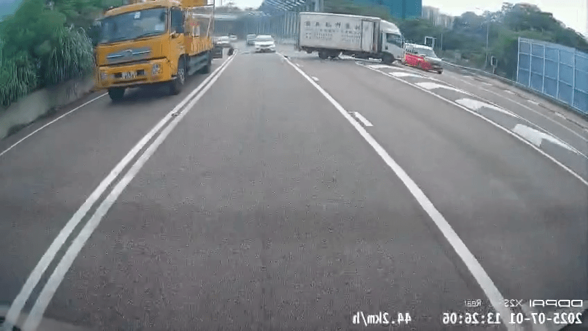 貨車最後及時煞停,橫亙路中,其他車輛亦及時避開。 貨車最後及時煞停,橫亙路中,其他車輛亦及時避開。
