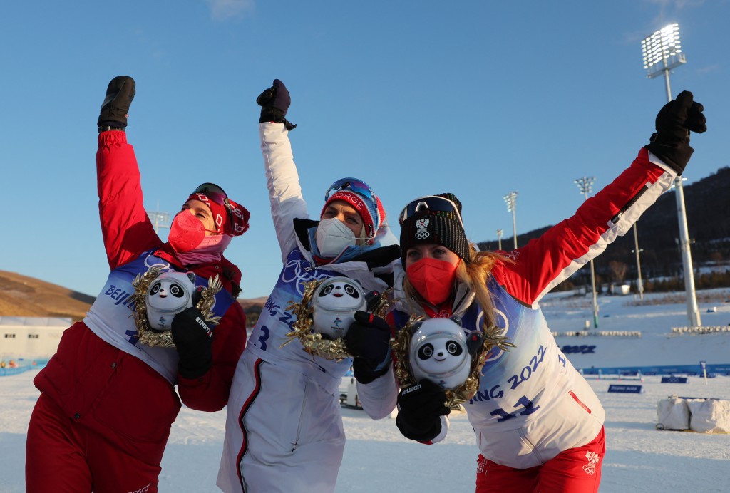特蕾丝·约海于格(中)领放到底，夺得北京冬奥首金。Reuters