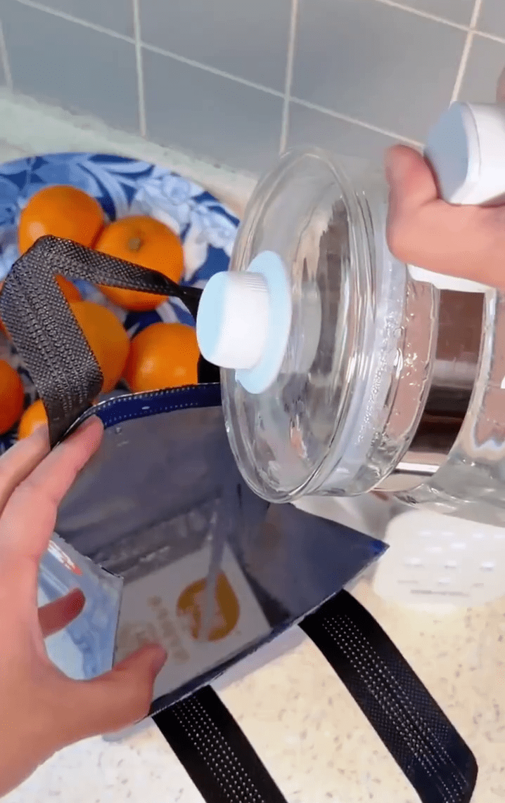 网民列出奶茶外卖袋的用处。