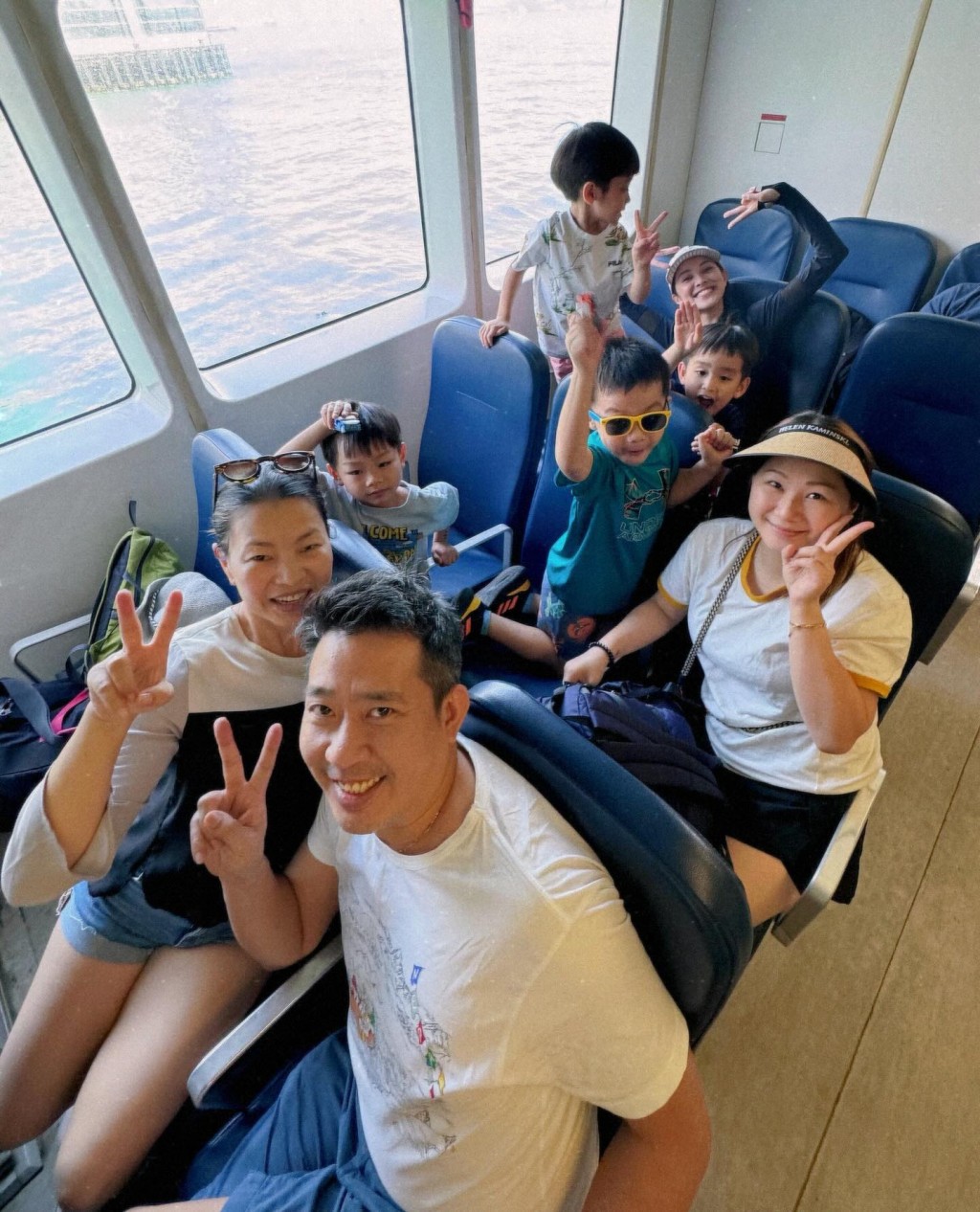 陈凯琳跟朋友一起乘船出发去南丫岛。