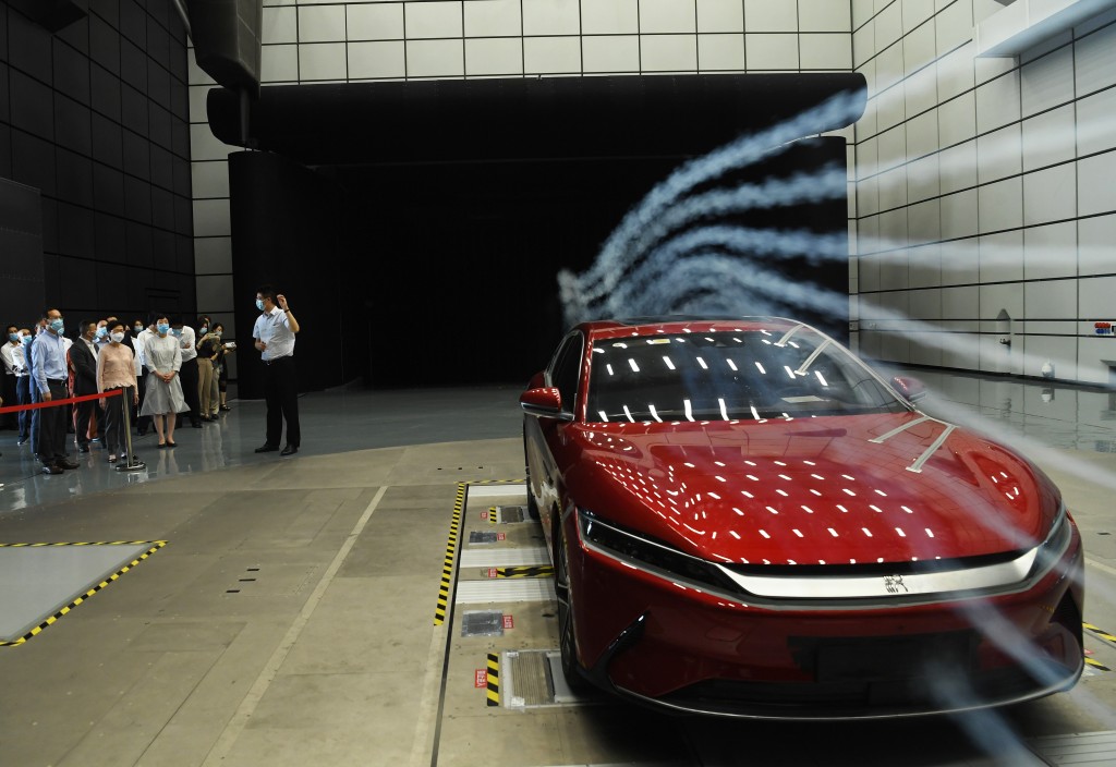 林鄭月娥參觀重慶考察中國汽車工程研究院。政府新聞處圖片