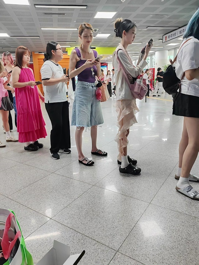 洪欣於演唱會場館排隊時,被指身材走樣。 洪欣於演唱會場館排隊時,被指身材走樣。
