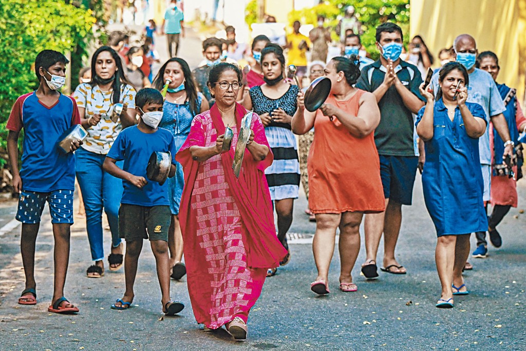斯里兰卡示威者周日在科伦坡市敲打锅子抗议燃油价升。